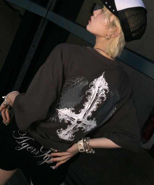 A'GEM9(エージェムナイン)の「A'GEM/9 × .kom 『A'GEM/9/エージェムナイン』 フェザー×クロスTシャツ(Tシャツ/カットソー・レディース・ホワイト/ブラック/グレー・FREE)」の11枚目の写真