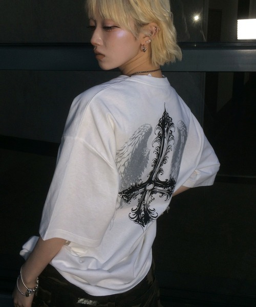 A'GEM9(エージェムナイン)の「A'GEM/9 × .kom 『A'GEM/9/エージェムナイン』 フェザー×クロスTシャツ(Tシャツ/カットソー・レディース・ホワイト/ブラック/グレー・FREE)」の9枚目の写真