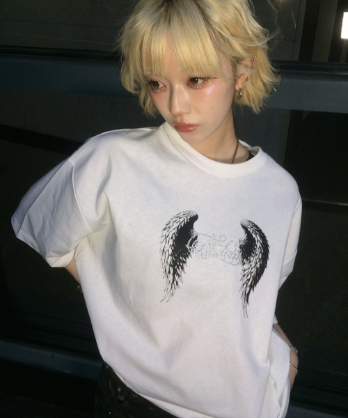 A'GEM9(エージェムナイン)の「A'GEM/9 × .kom 『A'GEM/9/エージェムナイン』 フェザー×クロスTシャツ(Tシャツ/カットソー・レディース・ホワイト/ブラック/グレー・FREE)」の7枚目の写真