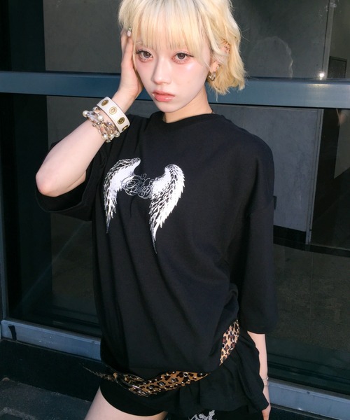 A'GEM9(エージェムナイン)の「A'GEM/9 × .kom 『A'GEM/9/エージェムナイン』 フェザー×クロスTシャツ(Tシャツ/カットソー・レディース・ホワイト/ブラック/グレー・FREE)」の4枚目の写真