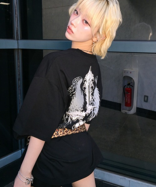 A'GEM9(エージェムナイン)の「A'GEM/9 × .kom 『A'GEM/9/エージェムナイン』 フェザー×クロスTシャツ(Tシャツ/カットソー・レディース・ホワイト/ブラック/グレー・FREE)」の5枚目の写真