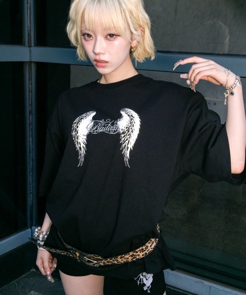 A'GEM9(エージェムナイン)の「A'GEM/9 × .kom 『A'GEM/9/エージェムナイン』 フェザー×クロスTシャツ(Tシャツ/カットソー・レディース・ホワイト/ブラック/グレー・FREE)」の6枚目の写真