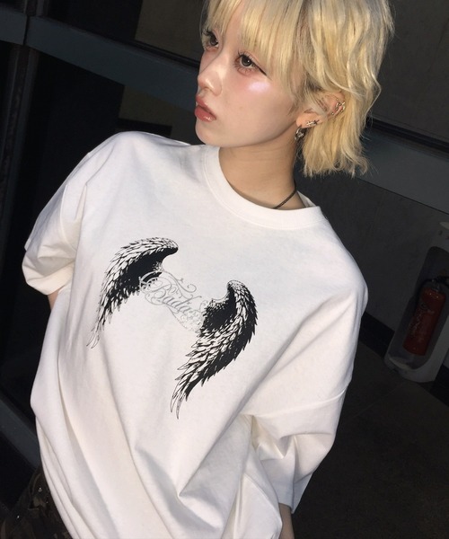 A'GEM9(エージェムナイン)の「A'GEM/9 × .kom 『A'GEM/9/エージェムナイン』 フェザー×クロスTシャツ(Tシャツ/カットソー・レディース・ホワイト/ブラック/グレー・FREE)」の8枚目の写真