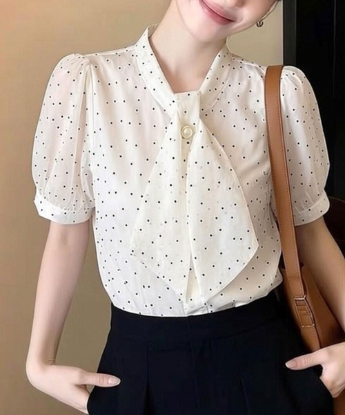 AMAJI(アマジ)の「ドット柄半袖ブラウス リボン付き(シャツ/ブラウス・レディース・ベージュ・SMALL/MEDIUM/LARGE/X-LARGE)」の3枚目の写真