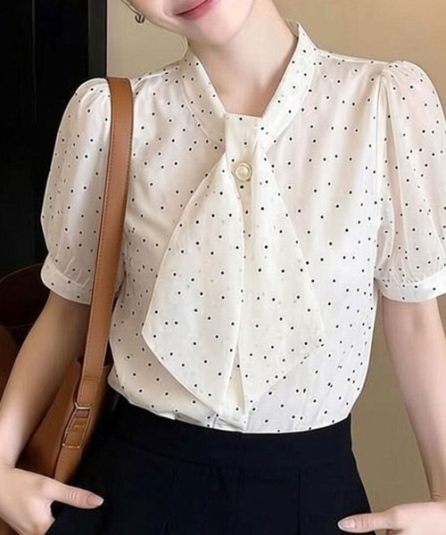 AMAJI(アマジ)の「ドット柄半袖ブラウス リボン付き(シャツ/ブラウス・レディース・ベージュ・SMALL/MEDIUM/LARGE/X-LARGE)」の4枚目の写真