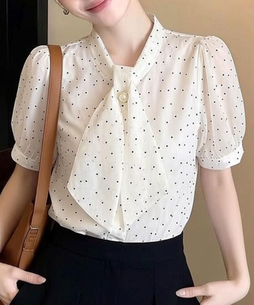 AMAJI(アマジ)の「ドット柄半袖ブラウス リボン付き(シャツ/ブラウス・レディース・ベージュ・SMALL/MEDIUM/LARGE/X-LARGE)」の5枚目の写真