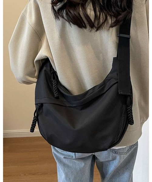 CHEER(チアー)の「ハーフムーン型スポーティーショルダーバッグ(ショルダーバッグ・レディース・ベージュ/レッド/アイボリー/ブラック・FREE)」の1枚目の写真