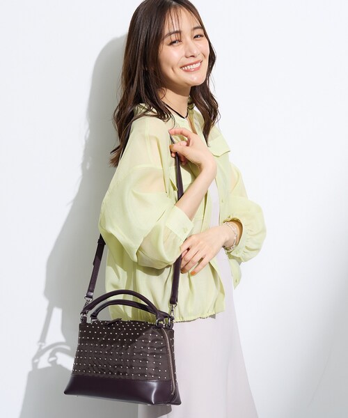 INDIVI(インディヴィ)の「【楽ちん出し入れ】ミニスタッズ 2WAYハンドバッグ(ハンドバッグ・レディース・ダークウッド/ブラック・00)」の2枚目の写真
