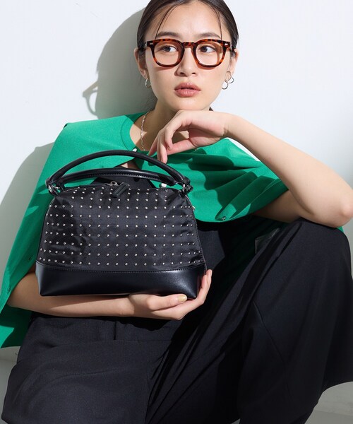 INDIVI(インディヴィ)の「【楽ちん出し入れ】ミニスタッズ 2WAYハンドバッグ(ハンドバッグ・レディース・ダークウッド/ブラック・00)」の1枚目の写真