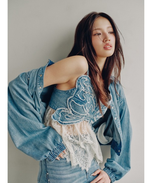 LILY BROWN(リリーブラウン)の「【LILY BROWN×ANNA SUI】バタフライレースデニムビスチェトップス(その他トップス・レディース・ライトブルー/ブラック・F)」の3枚目の写真