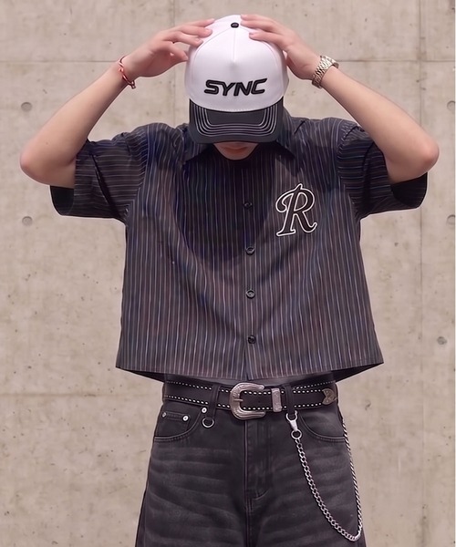 SPINNS(スピンズ)の「ピンストライプ短丈半袖シャツ/ボックスシルエット/ワンポイントロゴ/レギュラーカラー(シャツ/ブラウス・メンズ・ブラック×ブラック/ネイビー系/ワイン系・ONESIZE)」の1枚目の写真