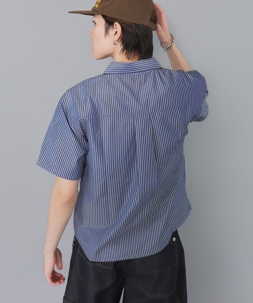 SPINNS(スピンズ)の「ピンストライプ短丈半袖シャツ/ボックスシルエット/ワンポイントロゴ/レギュラーカラー(シャツ/ブラウス・メンズ・ブラック×ブラック/ネイビー系/ワイン系・ONESIZE)」の5枚目の写真