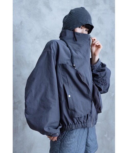 TAMYU(タミュー)の「TAMYU - 3D Pocket Nylon Jacket / 立体ポケットナイロンジャケット(ブルゾン・メンズ・グレー/ブラック・FREE)」の4枚目の写真