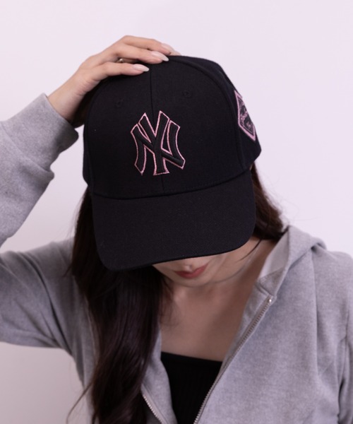 MLB Korea(エムエルビーコリア)の「MLB Korea(エムエルビーコリア)/ダイヤモンド刺繍 ロゴパッチ ボールキャップ 帽子/DIAMOND LOGO PATCH BALL CAP(キャップ・レディース・ベージュ/ブラック系その他2/ホワイト/ブラック系その他/ブラック×ピンク/ブラック×ゴールド/ブルー/グレー・FREE)」の1枚目の写真