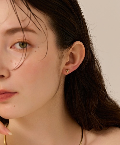 Phoebe(フィービィー)の「【金属アレルギー対応】【痛くないシリーズ】モダントライアングルライトフィットイヤリング/ニッケルフリー 三角モチーフ スタッドイヤリング(イヤリング・レディース・シルバー/イエローゴールド・FREE)」の5枚目の写真