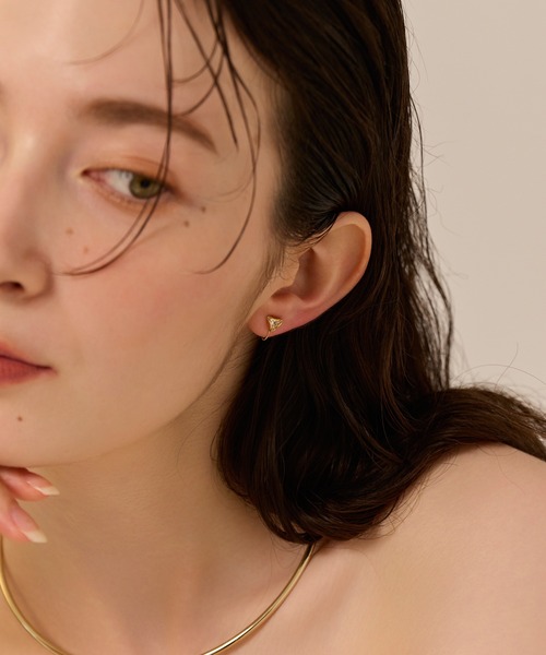 Phoebe(フィービィー)の「【金属アレルギー対応】【痛くないシリーズ】モダントライアングルライトフィットイヤリング/ニッケルフリー 三角モチーフ スタッドイヤリング(イヤリング・レディース・シルバー/イエローゴールド・FREE)」の6枚目の写真