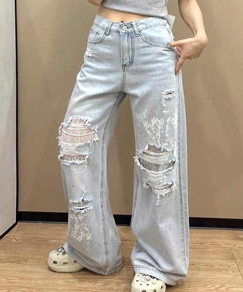 Riff(リフ)の「ラインストーンレースダメージデニム(デニムパンツ・レディース・ライトブルー・S/M/L)」の1枚目の写真