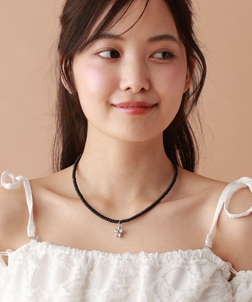 tiny tiny（ティニーティニー）の「フラワービーズネックレス[tiny tiny(ティニーティニー)]（ネックレス・レディース・その他/ブラック/ライトブルー・0）」の2枚目の写真