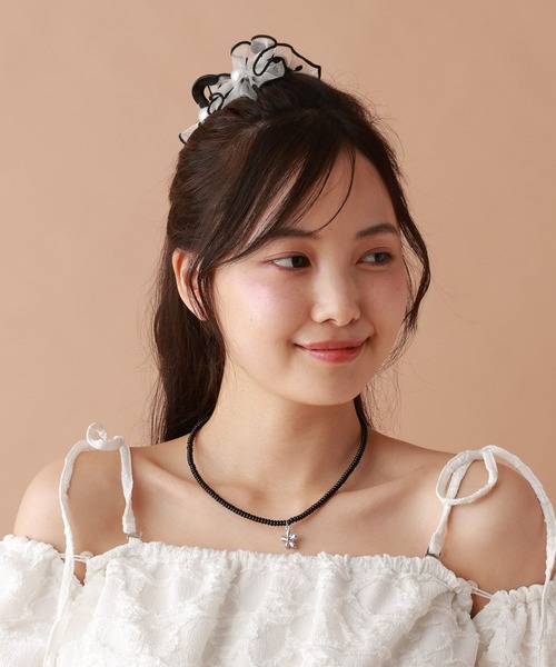 tiny tiny（ティニーティニー）の「フラワービーズネックレス[tiny tiny(ティニーティニー)]（ネックレス・レディース・その他/ブラック/ライトブルー・0）」の6枚目の写真