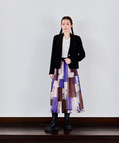 Audie a Muses(オーディアミューズ)の「カラーブロックフラワープリントタックスカート(スカート・レディース・ベージュ・38/42)」の2枚目の写真