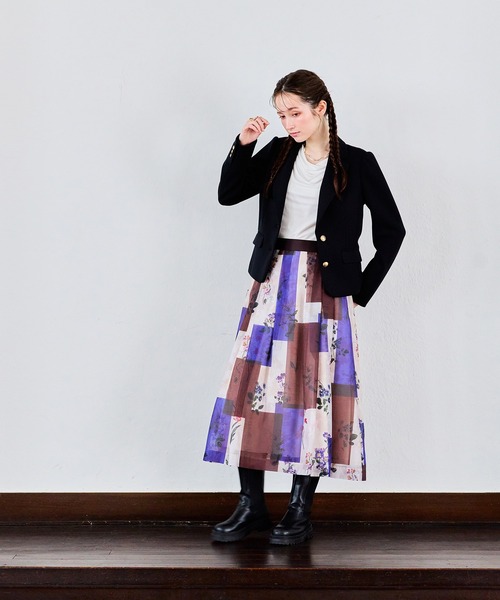 Audie a Muses(オーディアミューズ)の「カラーブロックフラワープリントタックスカート(スカート・レディース・ベージュ・38/42)」の4枚目の写真