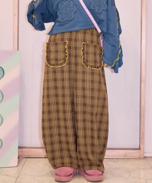 HELLO.SANFRANCISCO（ハローサンフランシスコ）の「【HELLO.SANFRANCISCO】チェック柄フリルポケットボリュームパンツ（その他パンツ・レディース・ブラウン/オレンジ/ブルー・SMALL/MEDIUM）」の4枚目の写真