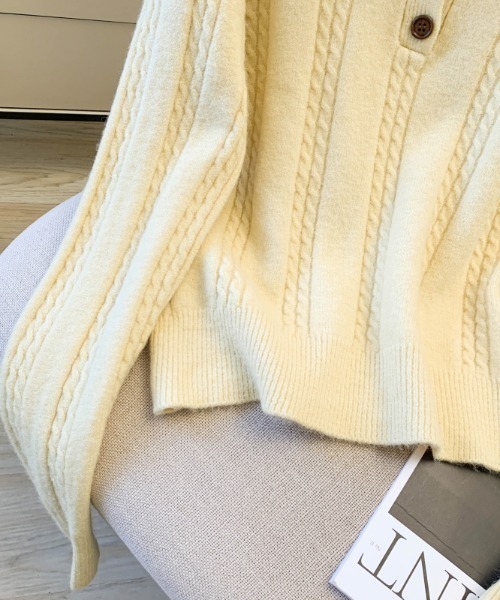 LUCPY(ラクピー)の「ワンポイント刺繍 ケーブル編みポロニットプルオーバー(その他トップス・レディース・ホワイト・FREE)」の3枚目の写真