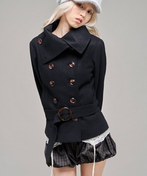 WHO'S WHO gallery(フーズフーギャラリー)の「【26AW LOOK掲載品番】ワイドカラーベルテッドPコート(ピーコート・レディース・ネイビー/ブラック/グレー/カーキ・FREE)」の1枚目の写真