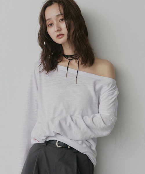 ad thie（アドティエ）の「アソート オフショルダー トップス（Tシャツ/カットソー・レディース・ベージュ系/グレー系/ネイビー系/オフホワイト/ブラック/ホワイト系・FREE）」の2枚目の写真