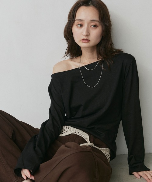 ad thie（アドティエ）の「アソート オフショルダー トップス（Tシャツ/カットソー・レディース・ベージュ系/グレー系/ネイビー系/オフホワイト/ブラック/ホワイト系・FREE）」の3枚目の写真