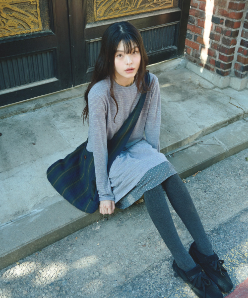 MIHEV（ミヘブ）の「リバーシブルストライプホーボーバッグディープグリーン（メッセンジャーバッグ・レディース・その他・FREE）」の3枚目の写真