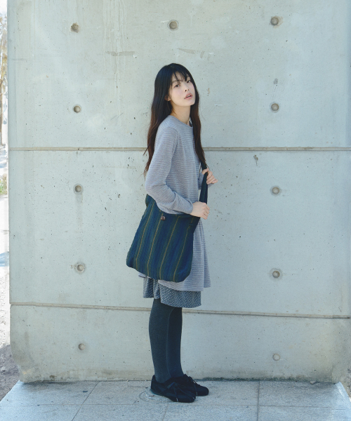 MIHEV（ミヘブ）の「リバーシブルストライプホーボーバッグディープグリーン（メッセンジャーバッグ・レディース・その他・FREE）」の5枚目の写真