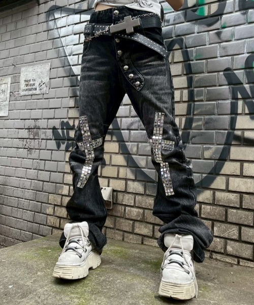Never mind the XU / Chikashitsu+(ネバーマインド ザ エックスユー / チカシツプラス)の「【BABY09】cross studs flare denim pants / 【ベイビーナイン】クロススタッズフレアデニムパンツ(デニムパンツ・レディース・ブラック・M/S)」の1枚目の写真