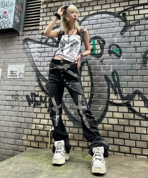 Never mind the XU / Chikashitsu+(ネバーマインド ザ エックスユー / チカシツプラス)の「【BABY09】cross studs flare denim pants / 【ベイビーナイン】クロススタッズフレアデニムパンツ(デニムパンツ・レディース・ブラック・M/S)」の5枚目の写真