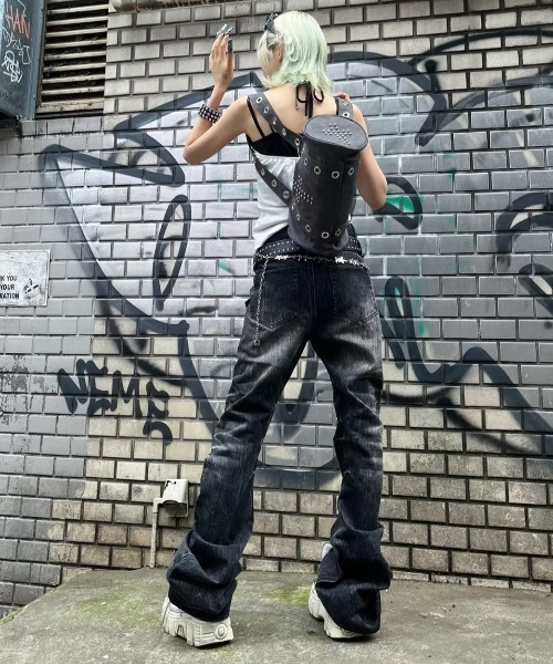 Never mind the XU / Chikashitsu+(ネバーマインド ザ エックスユー / チカシツプラス)の「【BABY09】cross studs flare denim pants / 【ベイビーナイン】クロススタッズフレアデニムパンツ(デニムパンツ・レディース・ブラック・M/S)」の6枚目の写真