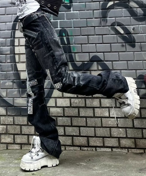Never mind the XU / Chikashitsu+(ネバーマインド ザ エックスユー / チカシツプラス)の「【BABY09】cross studs flare denim pants / 【ベイビーナイン】クロススタッズフレアデニムパンツ(デニムパンツ・レディース・ブラック・M/S)」の3枚目の写真