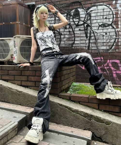 Never mind the XU / Chikashitsu+(ネバーマインド ザ エックスユー / チカシツプラス)の「【BABY09】cross studs flare denim pants / 【ベイビーナイン】クロススタッズフレアデニムパンツ(デニムパンツ・レディース・ブラック・M/S)」の4枚目の写真