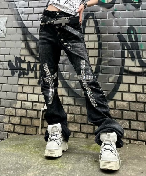 Never mind the XU / Chikashitsu+(ネバーマインド ザ エックスユー / チカシツプラス)の「【BABY09】cross studs flare denim pants / 【ベイビーナイン】クロススタッズフレアデニムパンツ(デニムパンツ・レディース・ブラック・M/S)」の2枚目の写真