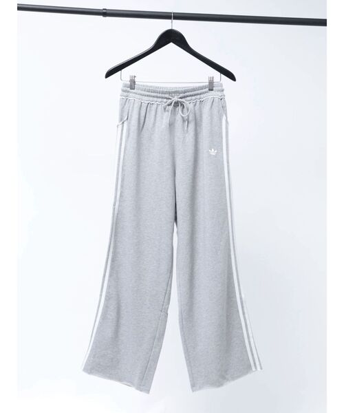 Now me. by NYLON JAPAN（ナウミーバイナイロンジャパン）の「【adidas】GRAPHIC LOOSE SWEAT PANTS（スウェットパンツ・レディース・グレー・SMALL/MEDIUM/LARGE）」の3枚目の写真