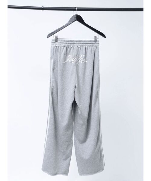 Now me. by NYLON JAPAN（ナウミーバイナイロンジャパン）の「【adidas】GRAPHIC LOOSE SWEAT PANTS（スウェットパンツ・レディース・グレー・SMALL/MEDIUM/LARGE）」の4枚目の写真