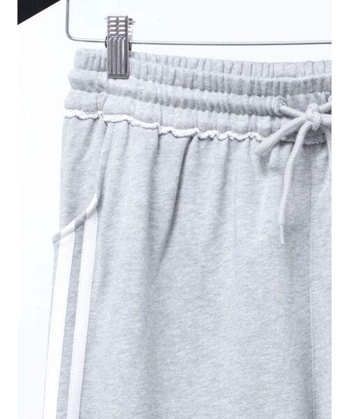 Now me. by NYLON JAPAN（ナウミーバイナイロンジャパン）の「【adidas】GRAPHIC LOOSE SWEAT PANTS（スウェットパンツ・レディース・グレー・SMALL/MEDIUM/LARGE）」の5枚目の写真