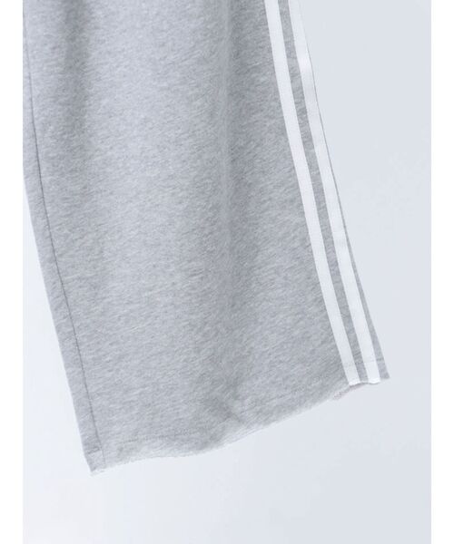 Now me. by NYLON JAPAN（ナウミーバイナイロンジャパン）の「【adidas】GRAPHIC LOOSE SWEAT PANTS（スウェットパンツ・レディース・グレー・SMALL/MEDIUM/LARGE）」の6枚目の写真