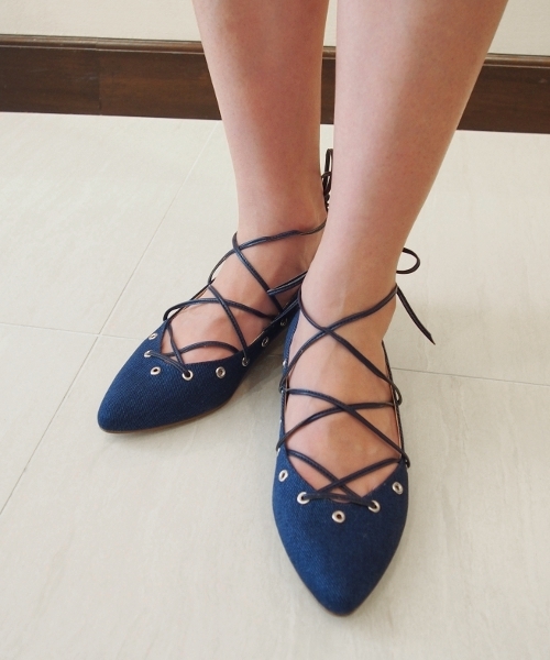 Spick & Span（スピックアンドスパン）の「ORIGINAL Vカットハトメレースアップパンプス◆（パンプス・レディース・ブルー系その他/シルバー/ブラック・38/36/37）」の2枚目の写真