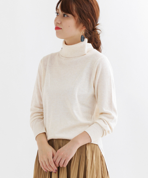 URBAN RESEARCH Sonny Label（アーバンリサーチサニーレーベル）の「Sonny Label ウォッシャブルベーシックタートルニット（ニット/セーター・レディース・オフホワイト/グレー/キャメル/パープル系その他/ブラック・FREE）」の2枚目の写真