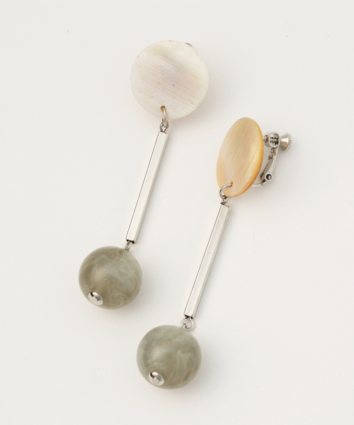 un dix cors（アンディコール）の「シェル×アクリルボールイヤリング（イヤリング・レディース・グレー/アイボリー・ﾌﾘ-）」の2枚目の写真