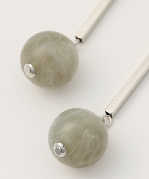 un dix cors（アンディコール）の「シェル×アクリルボールイヤリング（イヤリング・レディース・グレー/アイボリー・ﾌﾘ-）」の4枚目の写真