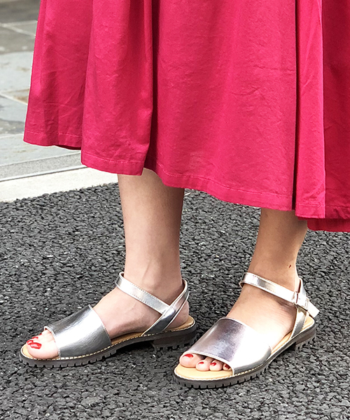 ikka（イッカ）の「フラットプレーンサンダル（サンダル・レディース・シルバー/ブラック・LARGE/MEDIUM）」の2枚目の写真