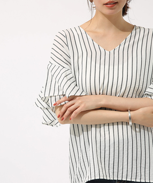 AZUL by moussy（アズールバイマウジー）の「バックリボンフリルBL（Tシャツ/カットソー・レディース・ホワイト系その他/ブラック/ダークネイビー/オフホワイト・MEDIUM/SMALL）」の6枚目の写真