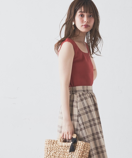 natural couture（ナチュラルクチュール）の「ワッフルスクエアタンク（タンクトップ・レディース・ブラック/ブラウン/レッド/オフホワイト・FREE）」の4枚目の写真