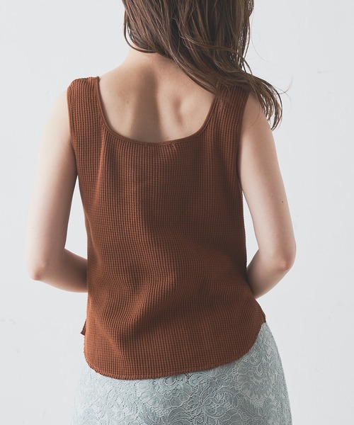 natural couture（ナチュラルクチュール）の「ワッフルスクエアタンク（タンクトップ・レディース・ブラック/ブラウン/レッド/オフホワイト・FREE）」の7枚目の写真